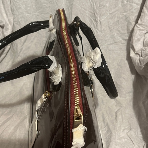 New With Tags Elegant Burgundy Patent Leather Handbag - Picture 5 of 8